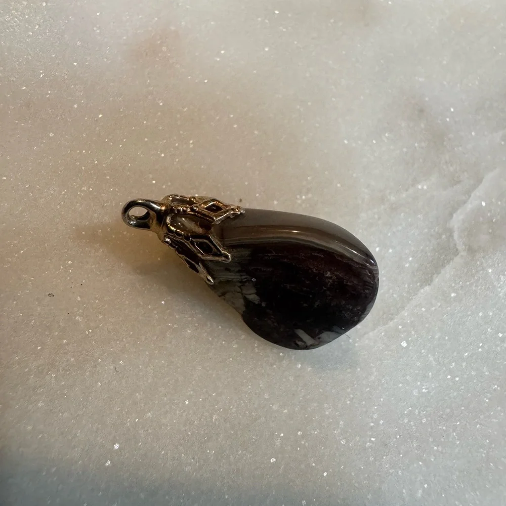 New Old Stock Gray Stone Pendant with Gold Accent - Picture 3 of 8